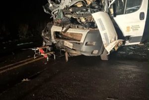 Quatro pessoas morrem após colisão com van que levava pacientes, carro e caminhão na MS-156