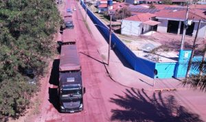 Carretas de minério desgastam vias e deixam conta de manutenção para o poder público